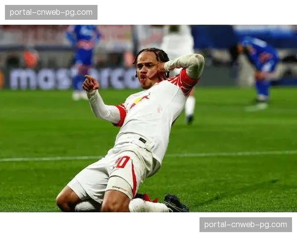 特写:哈维-西蒙斯任意球直挂死角,帮助莱比锡取得领先 特写:哈维-西蒙斯任意球直挂死角,帮助莱比锡取得领先