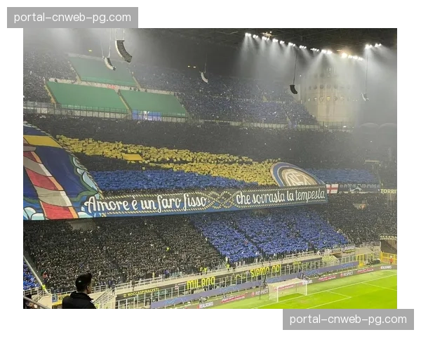 特写:看台上悬挂的巨型TIFO,重现了国际米兰2010年夺冠场景